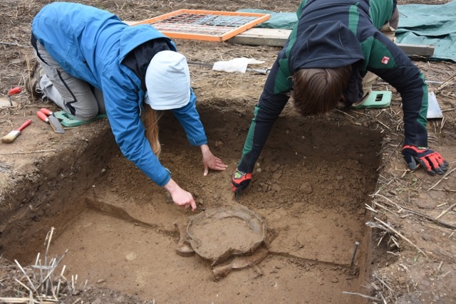 Freilegung eines Grabes in Diersheim d...estudierende der Universität Freiburg. | Foto: Abteilung für Provinzialrömische Archäologie, Universität Freiburg Freilegung eines Grabes in Diersheim d...estudierende der Universität Freiburg. | Foto: Abteilung für Provinzialrömische Archäologie, Universität Freiburg