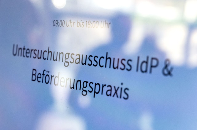 Knapp drei Jahre nach dem Start biegt ...e auf die Zielgerade ein. (Symbolbild)  | Foto: Marijan Murat/dpa