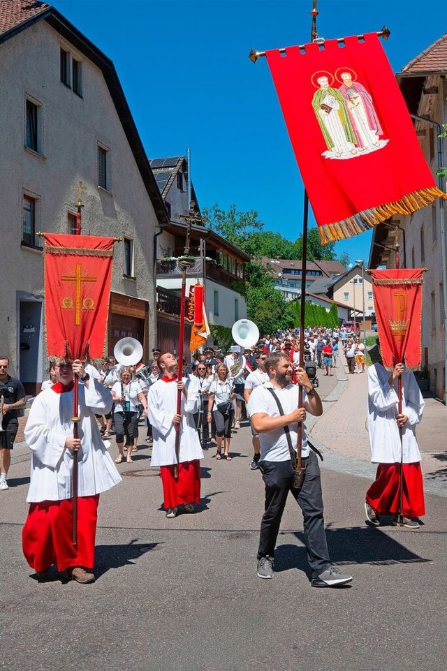 Marco Johner und die Ministranten führen als Fahnenträger die Prozession an. | Foto: Wolfgang Scheu Marco Johner und die Ministranten führen als Fahnenträger die Prozession an. | Foto: Wolfgang Scheu