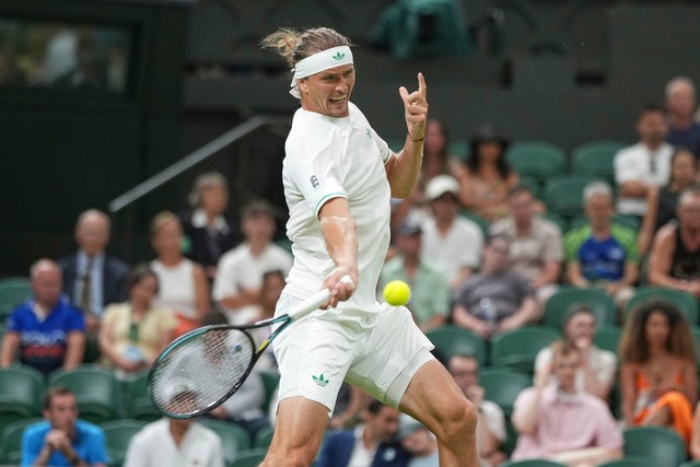 Alexander Zverev spielt am Dienstag seine Erstrundenpartie zu Ende. | Foto: Alastair Grant/AP/dpa Alexander Zverev spielt am Dienstag seine Erstrundenpartie zu Ende. | Foto: Alastair Grant/AP/dpa