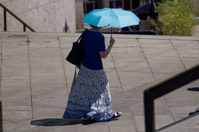 Asphaltierte St&auml;dte heizen sich bei hohen Temperaturen besonders stark auf.  | Foto: Henning Kaiser/dpa