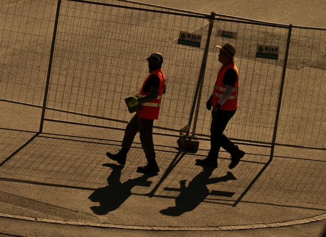 Arbeiten in der Hitze: In Berufen wie dem Bau eine besondere Gefahr.  | Foto: Peter Kneffel/dpa