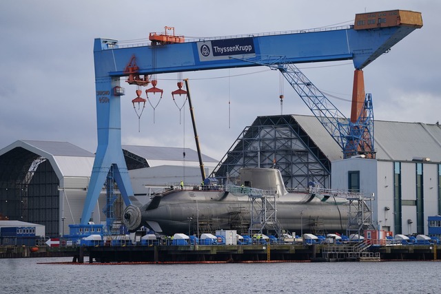 Blick auf die Kieler Werft von TKMS mit einem im Bau befindlichen U-Boot.  | Foto: Marcus Brandt/dpa