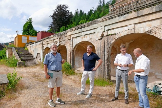 An der unteren Mauer stehen Werksteina...e die historische Mauer aufgebaut ist.  | Foto: Susanne Filz