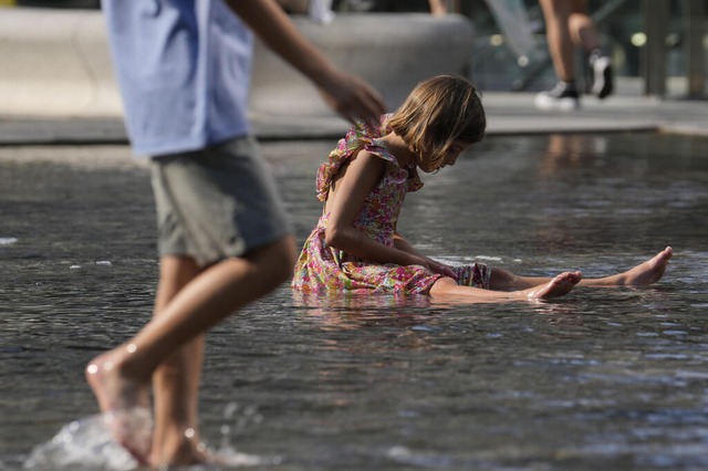 Kindern setzt Hitze besonders zu. Abkhlung tut gut.  | Foto: Luca Bruno (dpa)