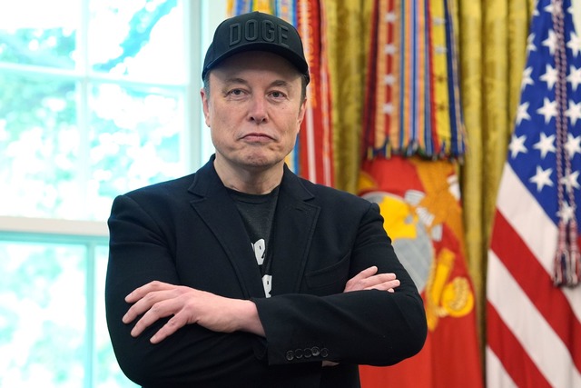 Einst eng mit dem Pr&auml;sidenten, nu... Gegenspieler: Elon Musk. (Archivbild)  | Foto: Evan Vucci/AP/dpa
