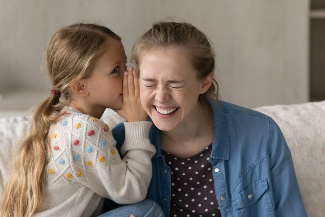 Kinder erzhlen sich gerne Witze. Und manche sind wirklich lustig!  | Foto: fizkes / stock.adobe.com