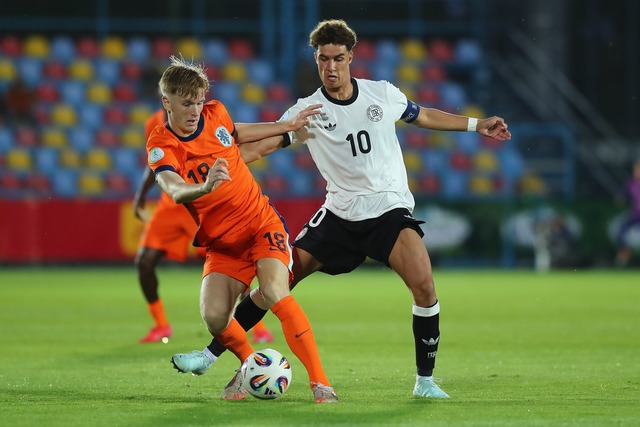 Noah Darvich (r) will beim VfB Stuttga...hbruch im Profifu&szlig;ball schaffen.  | Foto: Stefan Constantin/dpa