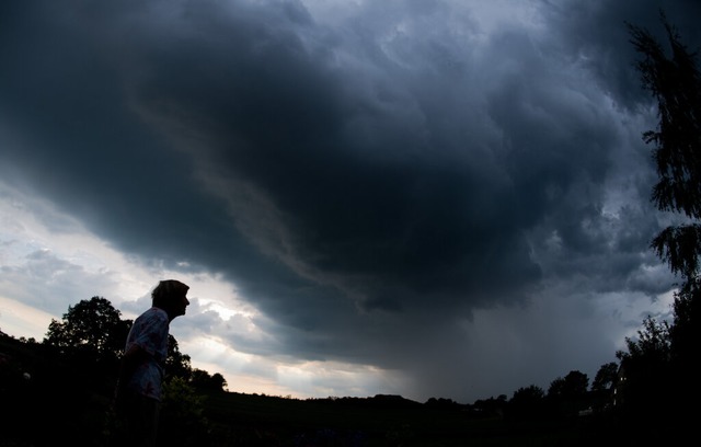Ein Unwetter sorgte in der Nacht zum D...leudern und fuhr gegen die Leitplanke.  | Foto: Julian Stratenschulte
