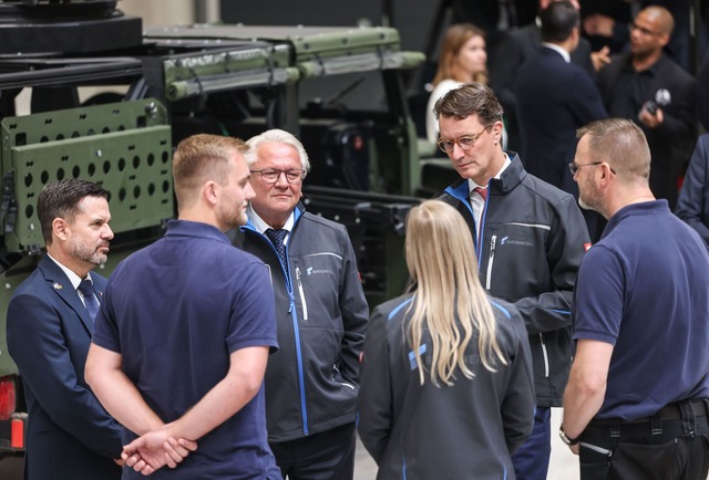 Rheinmetall-Chef Armin Papperger (Drit...gang durch die F-35-Produktionsanlage.  | Foto: Oliver Berg/dpa