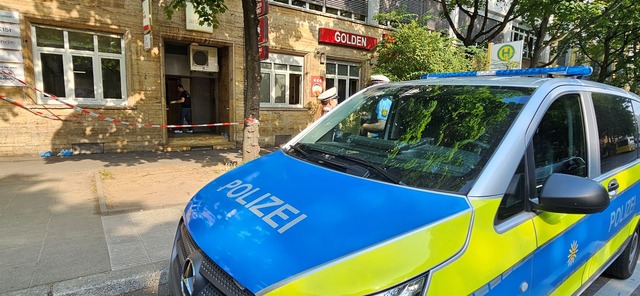 Der mutma&szlig;liche Angreifer fl&uum...d wurde von einem Polizisten gestellt.  | Foto: Andreas Rosar/dpa