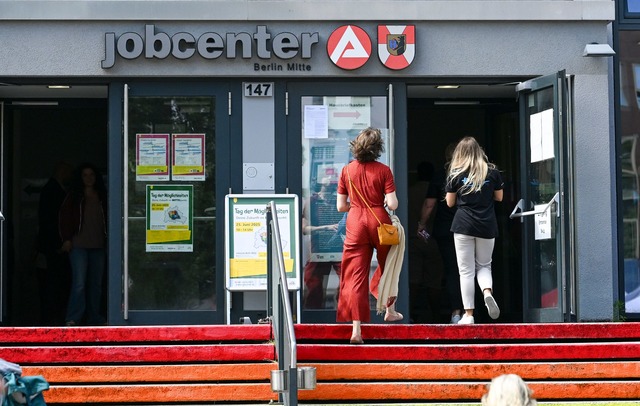 Die Arbeitslosigkeit geht im Juni nur leicht zur&uuml;ck. (Archivbild)  | Foto: Jens Kalaene/dpa