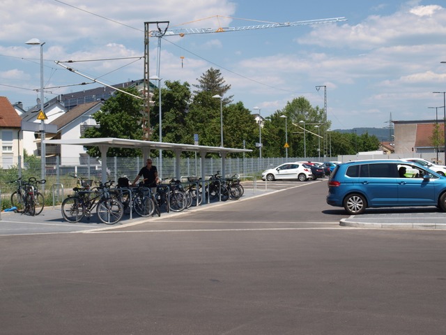 Am Bahnhof in Brombach wurde ein Snackautomat leer gerumt.  | Foto: Paul Schleer