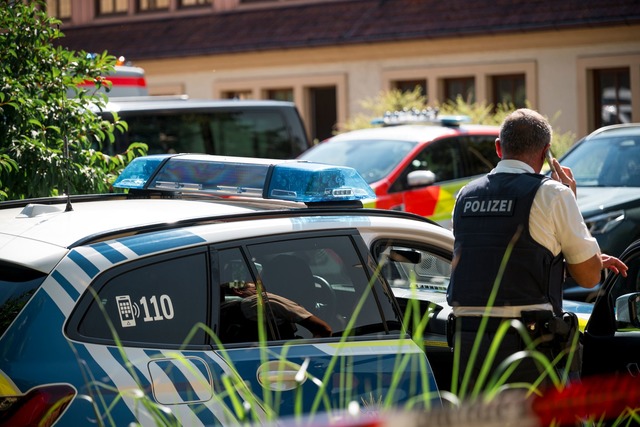 Zahlreiche Kr&auml;fte von Polizei und Rettungsdienst r&uuml;ckten aus.  | Foto: Daniel Vogl/dpa