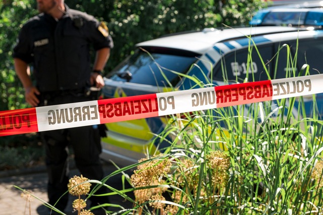 Die Kriminalpolizei sicherte am Tatort Spuren.  | Foto: Daniel Vogl/dpa