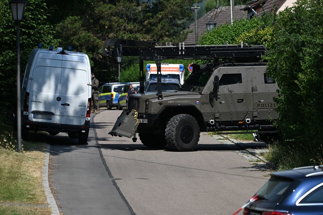 In Rosengarten gibt es einen gr&ouml;&szlig;eren Polizeieinsatz.  | Foto: Marius Bulling/onw-images/dpa