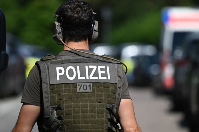 Zahlreiche Einsatzkr&auml;fte sind vor Ort.  | Foto: Marius Bulling/onw-images/dpa