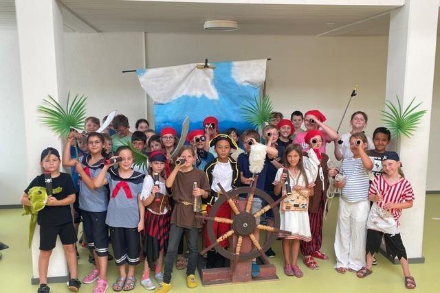 In der Binzener Grundschule tauschen Piraten ihre Sbel gegen Mllzangen