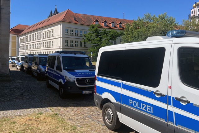Im Landtag wurden Gesch&auml;fts- und Fraktionsr&auml;ume durchsucht.  | Foto: Christopher Kissmann/dpa