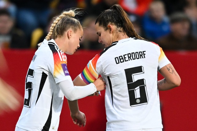 Giulia Gwinn (l.) tr&auml;gt die Regenbogenbinde bei der EM  | Foto: Sebastian Christoph Gollnow/dpa