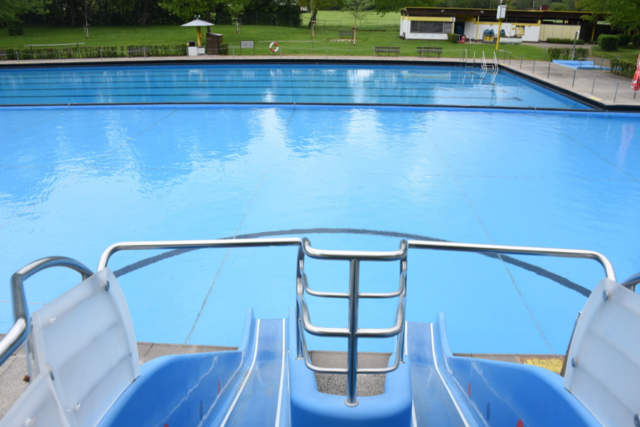 Streit um das Freibad in Steinen erreicht nach der Rumung am Montag ein neues Level