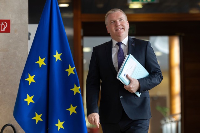 Nicht ein einziger Euro solle nach Mei...ommissar Michael McGrath. (Archivbild) | Foto: Omar Havana/AP/dpa Nicht ein einziger Euro solle nach Mei...ommissar Michael McGrath. (Archivbild) | Foto: Omar Havana/AP/dpa