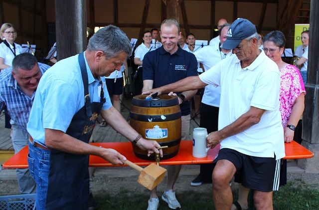 Ortsvorsteher Klaus Dorner (links) schwingt erfolgreich den Hammer.  | Foto: Reiner  Beschorner