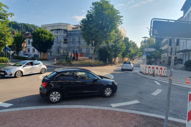 Der Schopfheimer Mini-Kreisel ist endlich offen und lst eine Debatte um den Verkehr aus