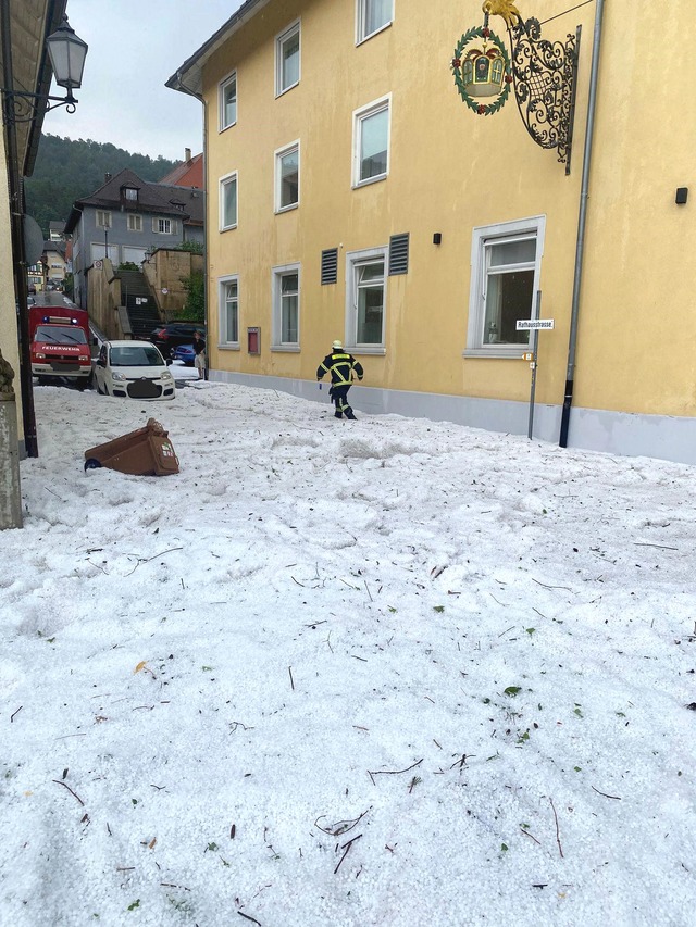 Der Hagel habe sich auf einer H&ouml;he von einem halben Meter get&uuml;rmt.  | Foto: Feuerwehr Sipplingen/dpa