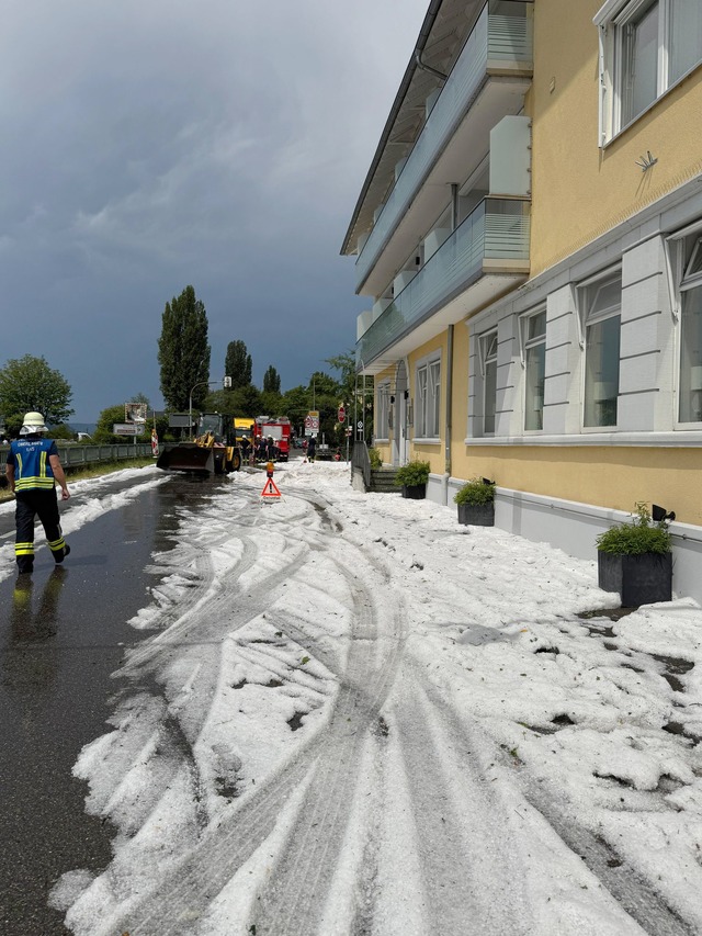 Die Hagelk&ouml;rner erreichten dabei ...s zu f&uuml;nf Zentimeter Durchmesser.  | Foto: Feuerwehr Sipplingen/dpa