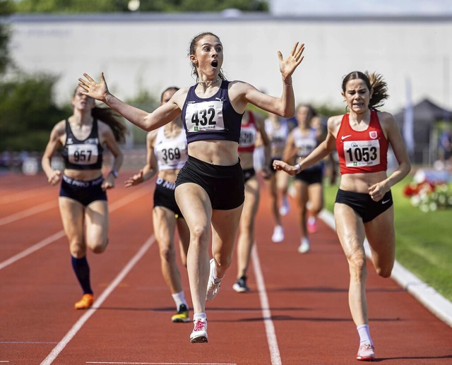 Kann ihren Erfolg kaum fassen:  Die Em...ber 800 Meter  den sddeutschen Titel.  | Foto: IMAGO/BEAUTIFUL SPORTS/KJPeters