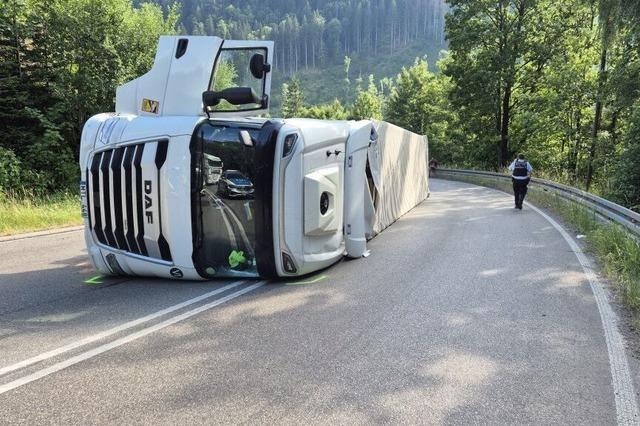 Verkehrschaos im Hllental: Sattelschlepper umgekippt, Zug defekt