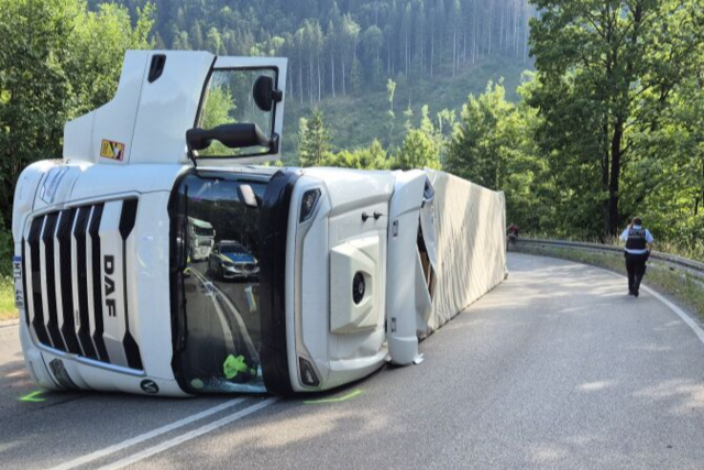 Verkehrschaos im Hllental: Sattelschlepper umgekippt, Zug defekt