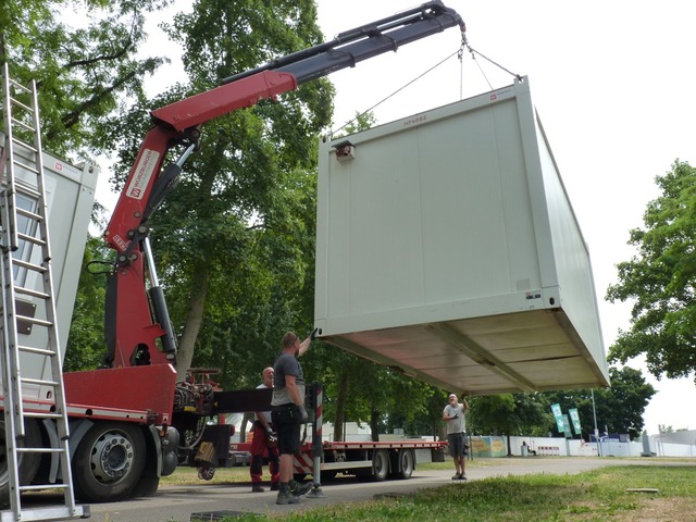 Ein Container für die Tageskasse wird angeliefert. | Foto: Dirk Sattelberger Ein Container für die Tageskasse wird angeliefert. | Foto: Dirk Sattelberger