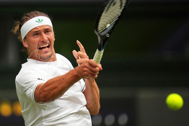 Alexander Zverev scheitert &uuml;berraschend.  | Foto: Kin Cheung/AP/dpa