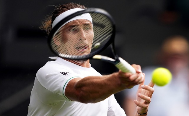 Alexander Zverev zeigt einen ganz schwachen Auftritt.  | Foto: Jordan Pettitt/PA Wire/dpa