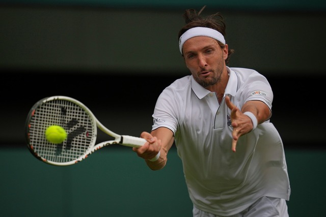 Arthur Rinderknech feiert einen unerwarteten Erfolg.  | Foto: Kin Cheung/AP/dpa