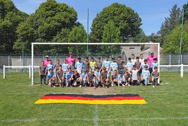 Jugend des SV Grafenhausen findet neue Freunde in Frankreich – und Spa am khlen Atlantik