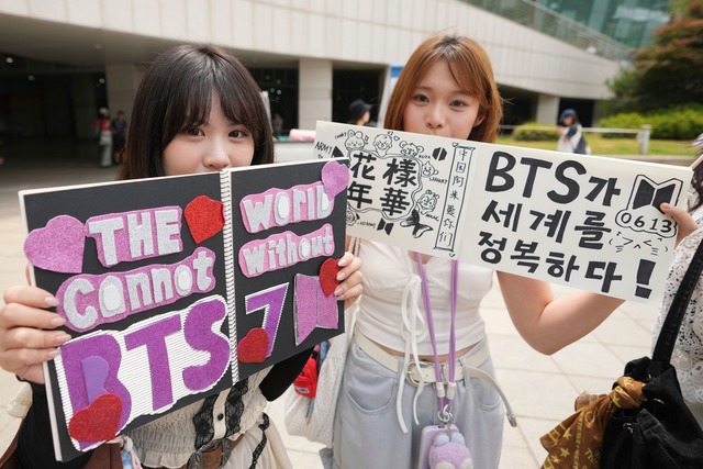 Fans feiern den Jahrestag der Band beim j&auml;hrlichen BTS Festa. (Archivbild)  | Foto: Lee Jin-man/AP/dpa
