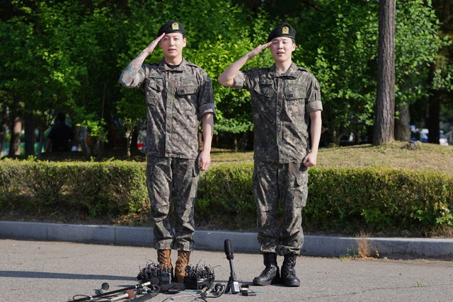 Jung Kook und Jimin (rechts) salutiere...s dem Milit&auml;rdienst. (Archivbild)  | Foto: Lee Jin-man/AP/dpa