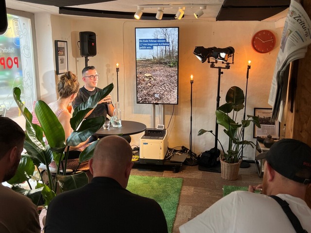 Influencer Steuerfabi beim Live-Podcast in der BZ-Pop-Up-Redaktion  | Foto: Markus Fangmann