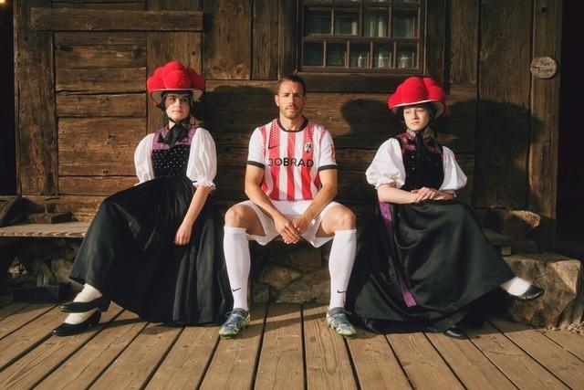 So sehen die neuen SC-Freiburg-Trikots fr die Saison 2025/26 aus