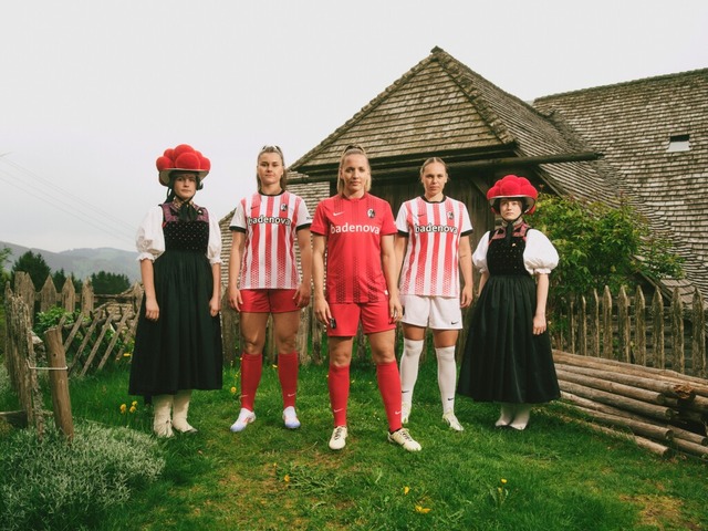 Die Frauen-Trikots mit badenova-Schriftzug  | Foto: Niklas Niessner