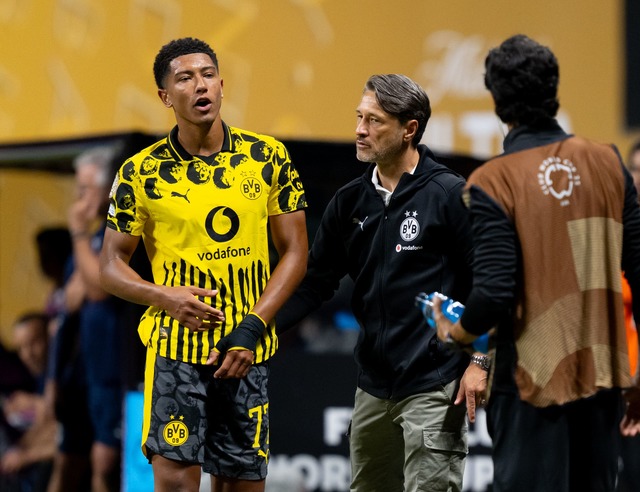 Jobe Bellingham brauchte wegen seiner Gelb-Sperre Trost von Trainer Niko Kovac.  | Foto: Sven Hoppe/dpa