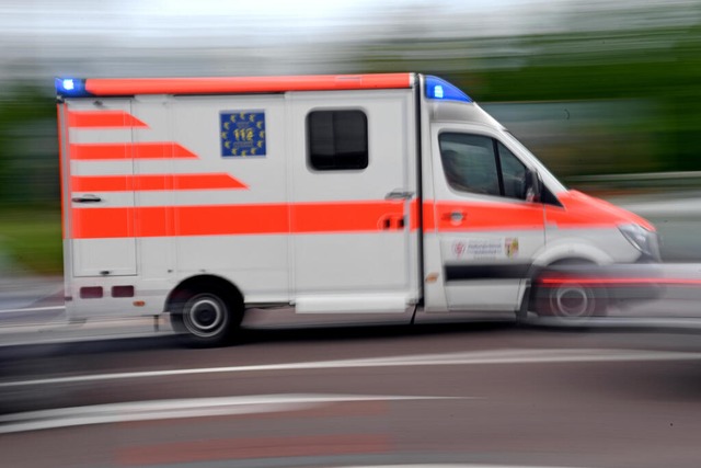 Ein Rettungswagen im Einsatz  | Foto: Hendrik Schmidt (dpa)
