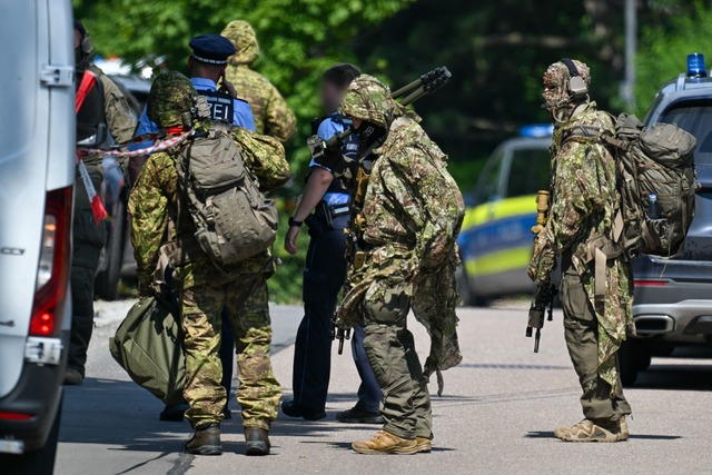 Mehrere Stunden verschanzt sich ein Ma...olizei die Lage unblutig beenden kann.  | Foto: Marius Bulling/onw-images/dpa