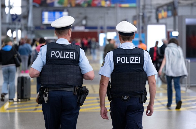 Bundespolizeistreife in einem Bahnhof  | Foto: Sven Hoppe (dpa)