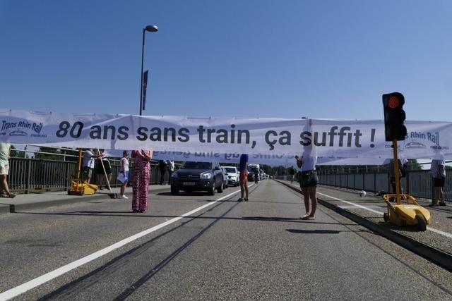 Verein stoppt den Verkehr auf der Rheinbrcke bei Breisach fr die Colmarbahn