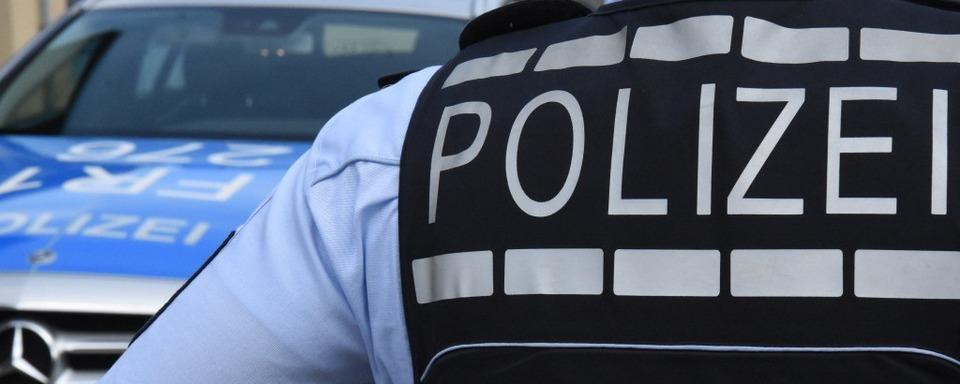 Unbekannte sprayen Hakenkreuze auf Hochbehlter in Zell