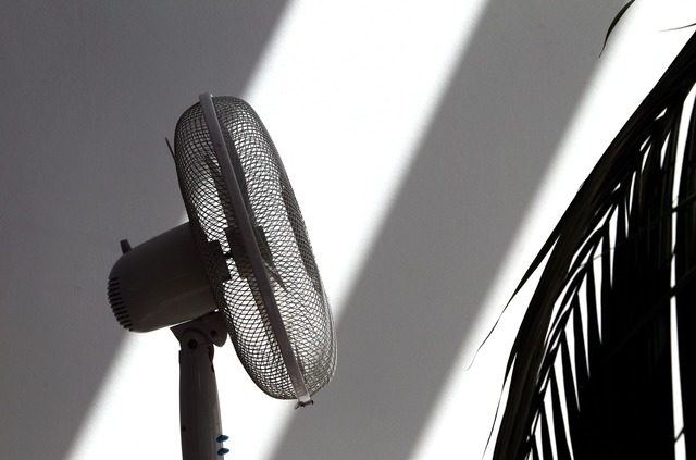 Ein Ventilator verschafft zumindest ein bisschen frische Luft bei Hitze.  | Foto: Karl-Josef Hildenbrand/dpa/dpa-tmn
